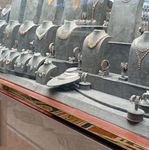 شركة عبدالله المنصوري للذهب والمجوهرات 4
